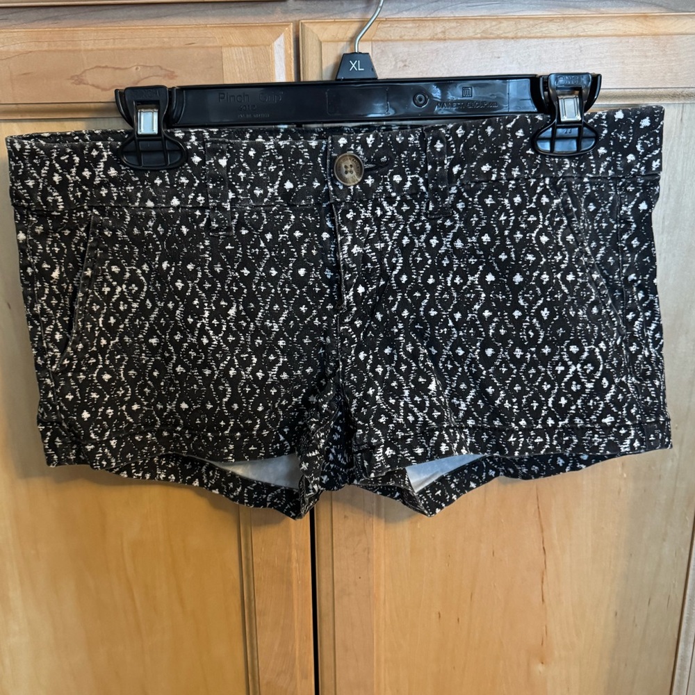 American Eagle Wome's Black and White Patterned Shorts - Picture 13 of 14